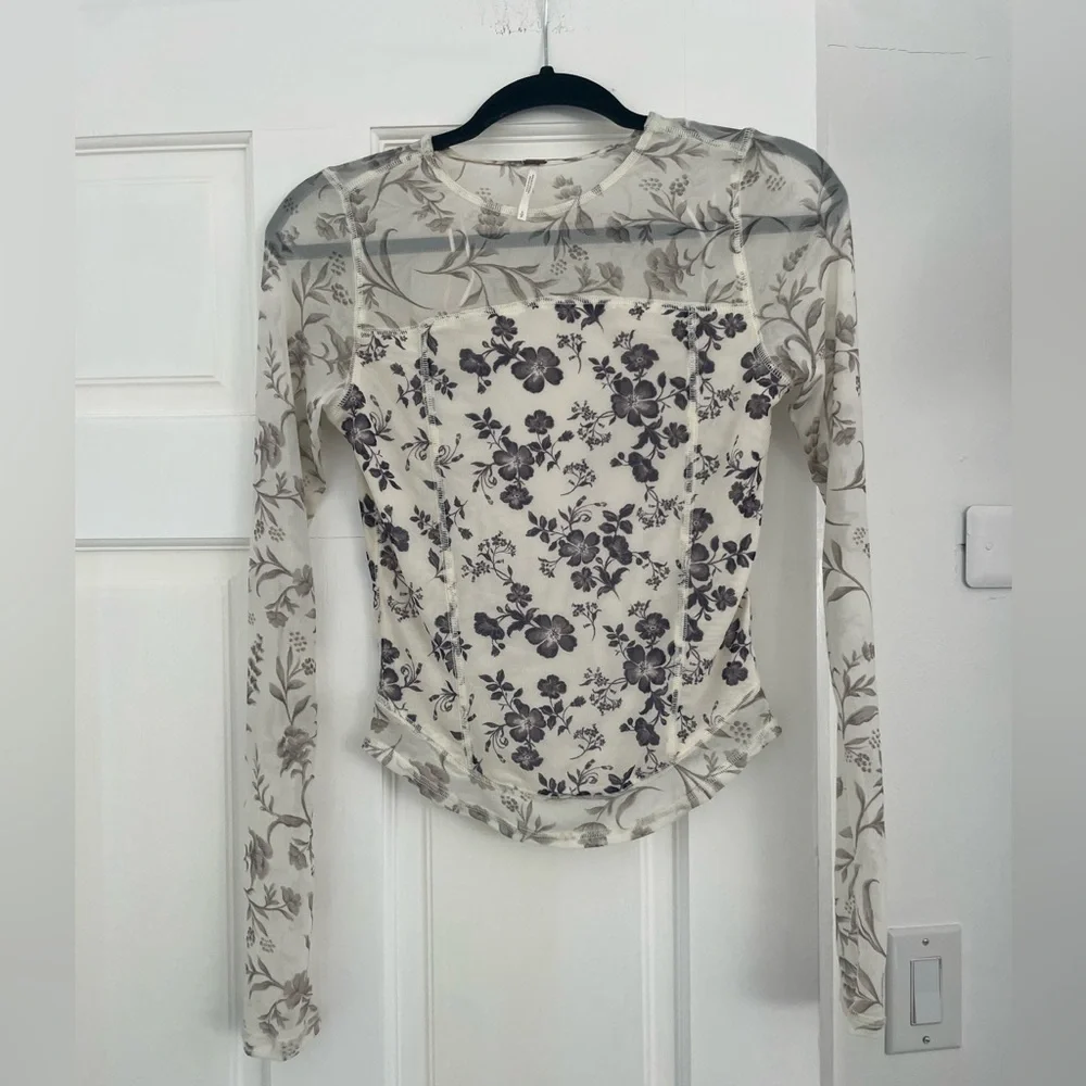 Free people long sleeve
Worn once great condition - Picture 2 of 5